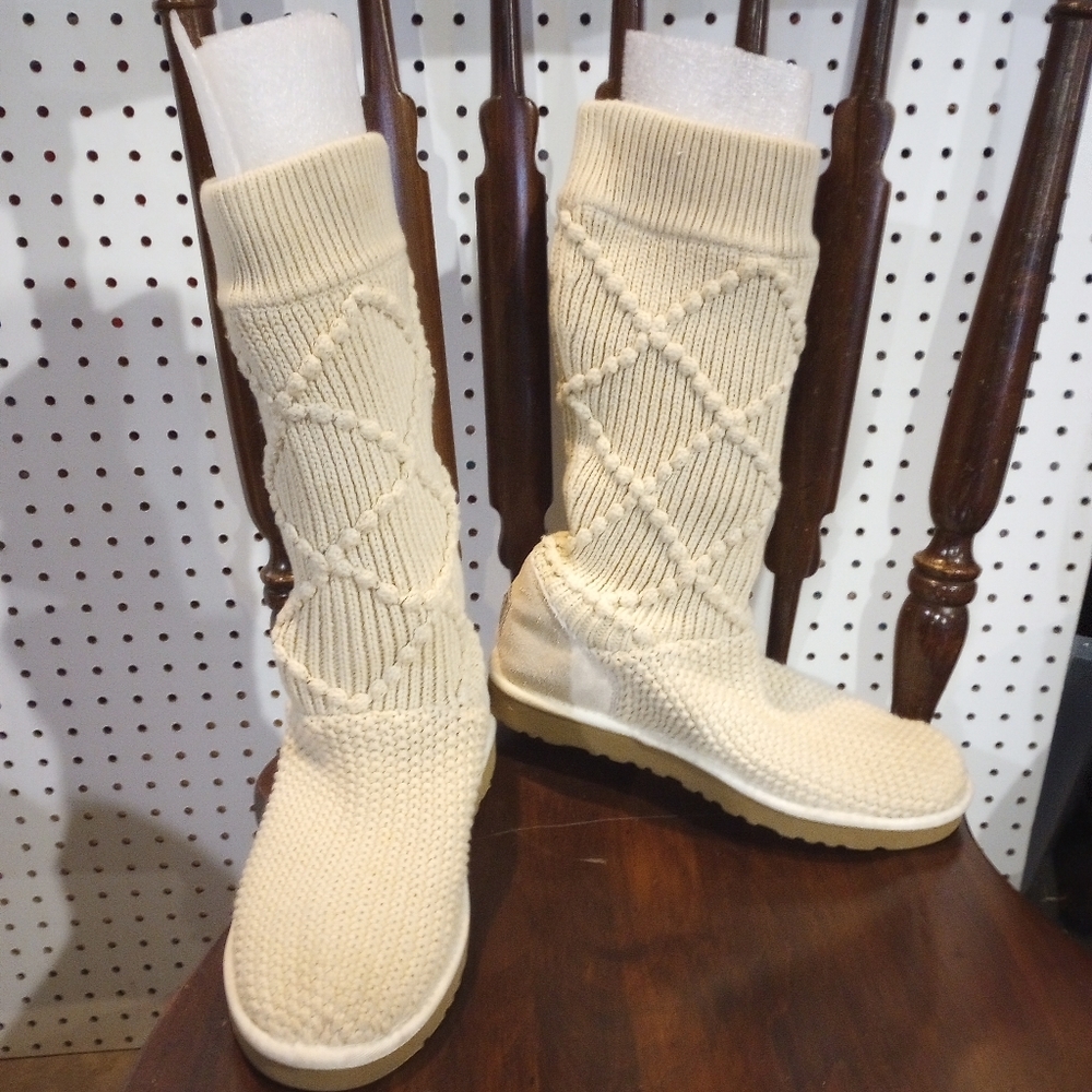 UGG EUC knit boots! Beautiful Creme color. Size 10